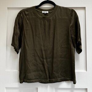 NIGHTS IN THE CITY SILKY TEE Size XS Color: Pine